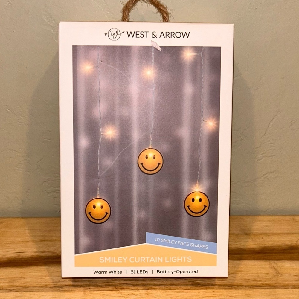 SMILEY FACE CURTAIN LIGHTS MADE BY WEST & ARROW. COZY WHITE LIGHT NWTS